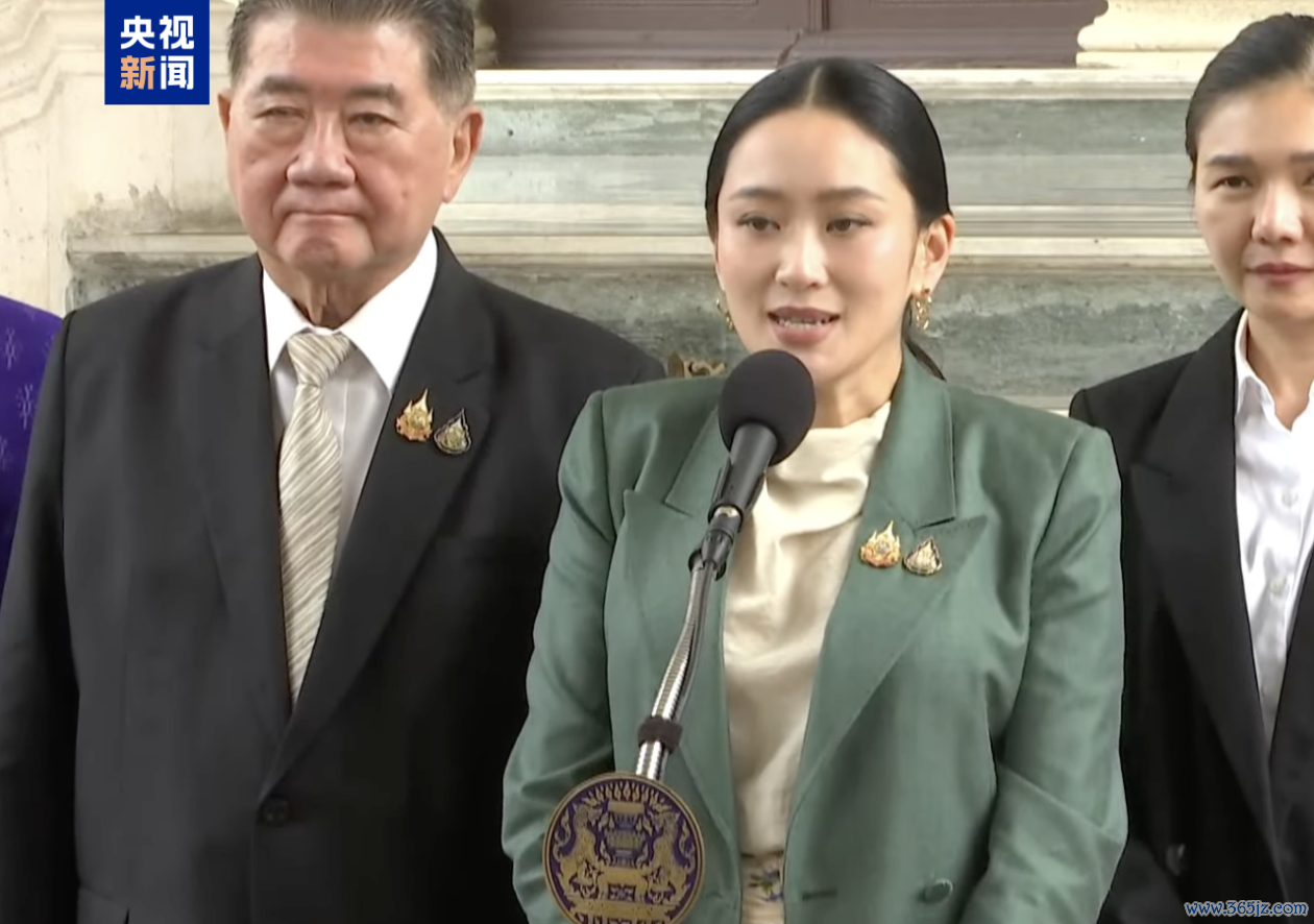 △7月1日,佩通坦在总理府默示遴选宪法法院裁定