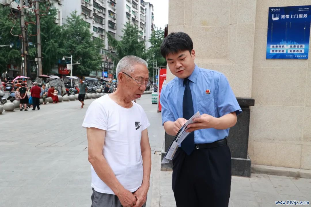 ▲渠县放哨院干警在街头开展细心养老乱来宣传。